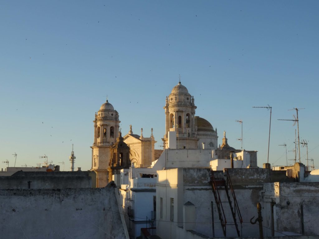 Morgens über den Dächern von Cádiz