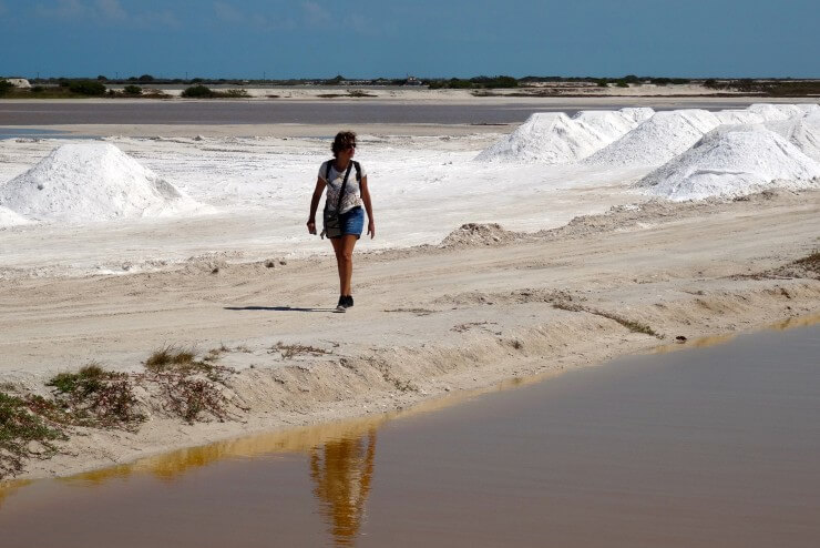 Las Coloradas, Yucatán, weiße Salzberge und braunes Wasser
