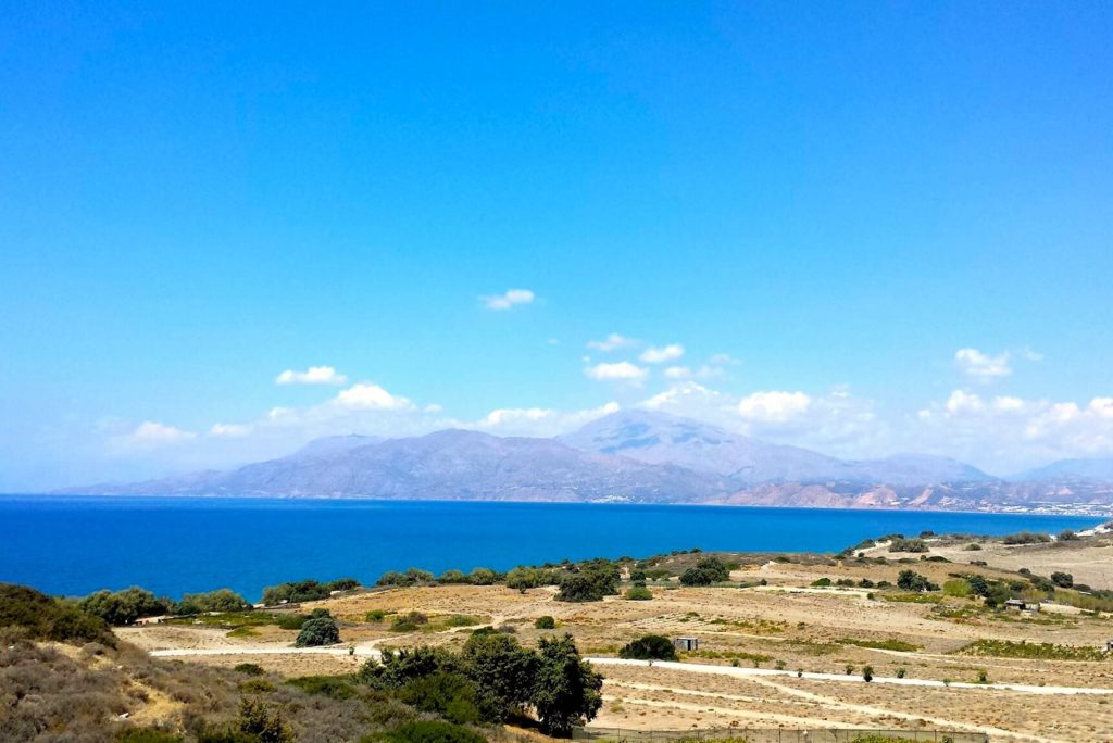 Blick auf die Küste Südkretas mit dem Komo Beach