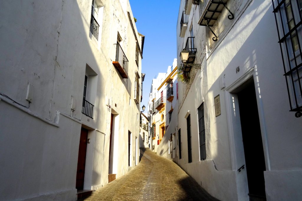 Schmale Gasse in der Altstadt von Arcos de la Frontera