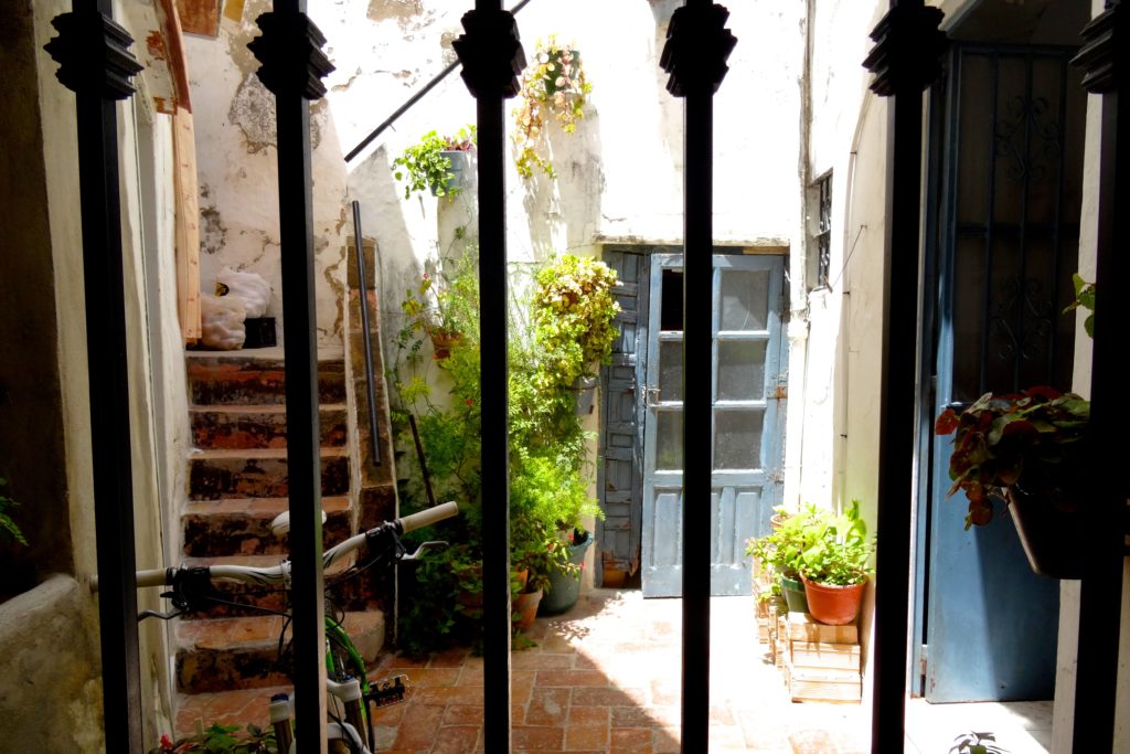 Blick in einen Innenhof in Arcos de la Frontera.