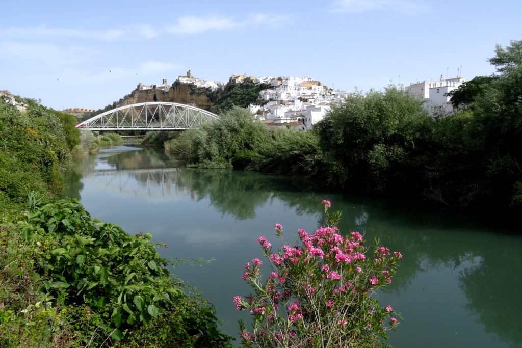 Am Río Guadalete, in der Ferne ist Arcos de la Frontera zu sehen.