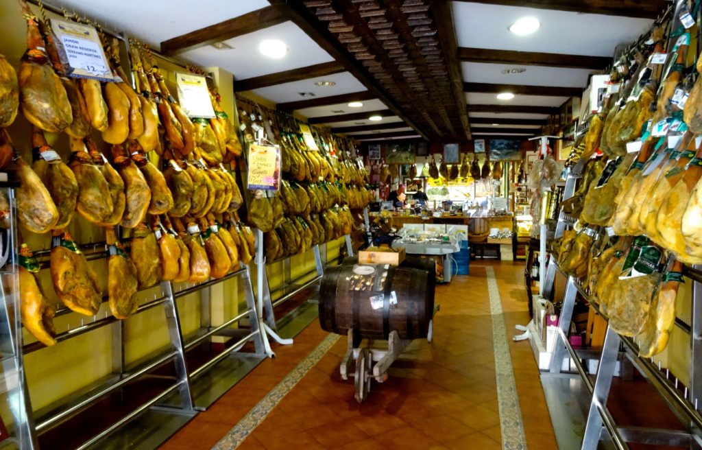 Ronda. Riesige Auswahl an Schinken in der La Casa del Jamón