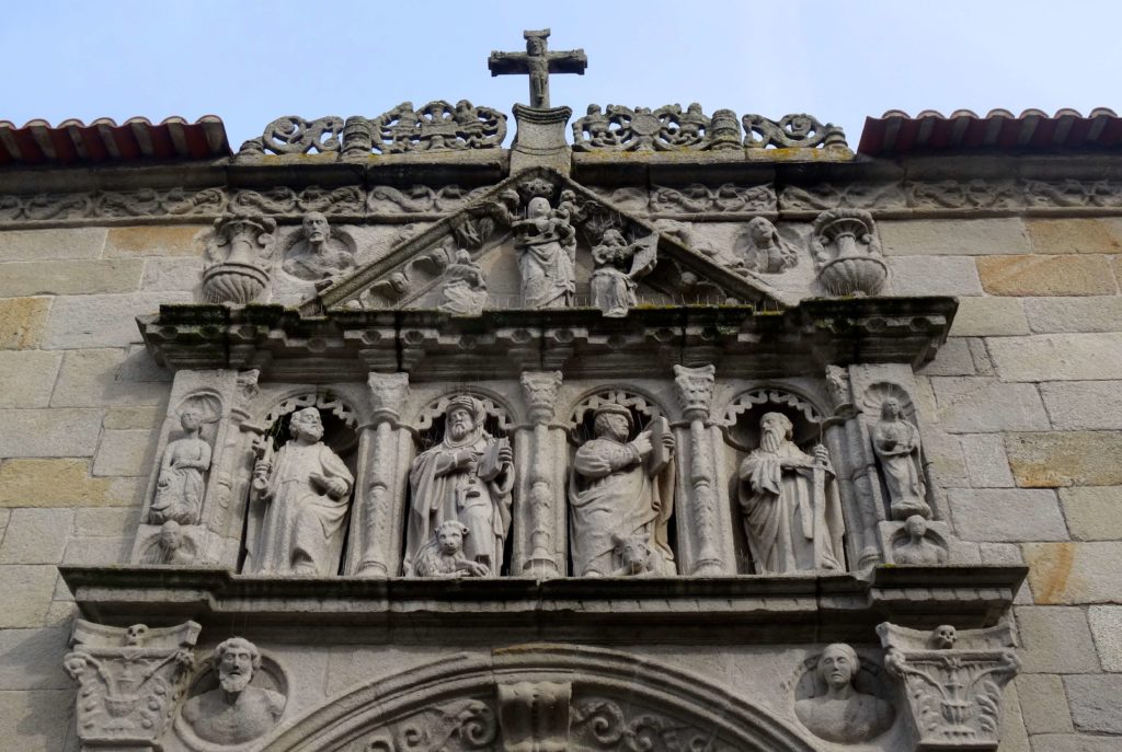 Statuen an der Igreja Matriz