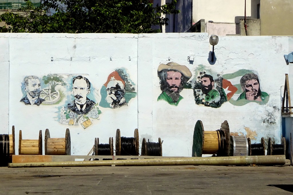 Kubanische Helden auf dem Hof der ETECSA