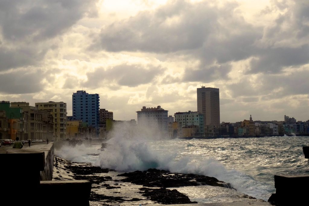 Stürmischer erster Abend am Malecón, die Sonne lässt sich nicht mehr blicken