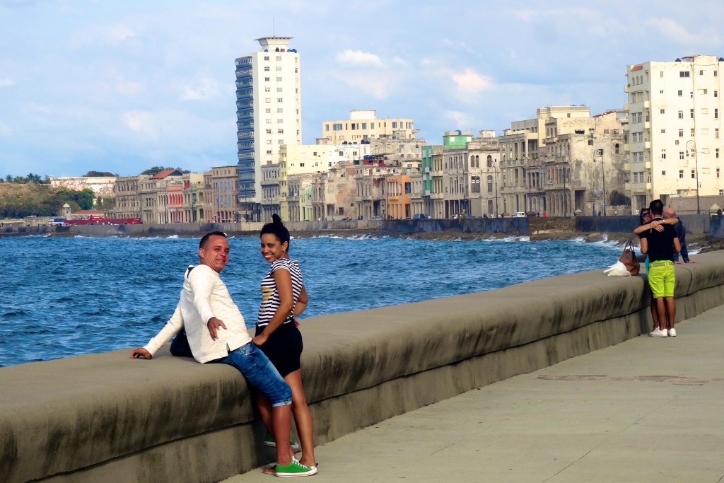 Schon nachmittags treffen sich Liebespaare am Malecón: Das Klischee lebt