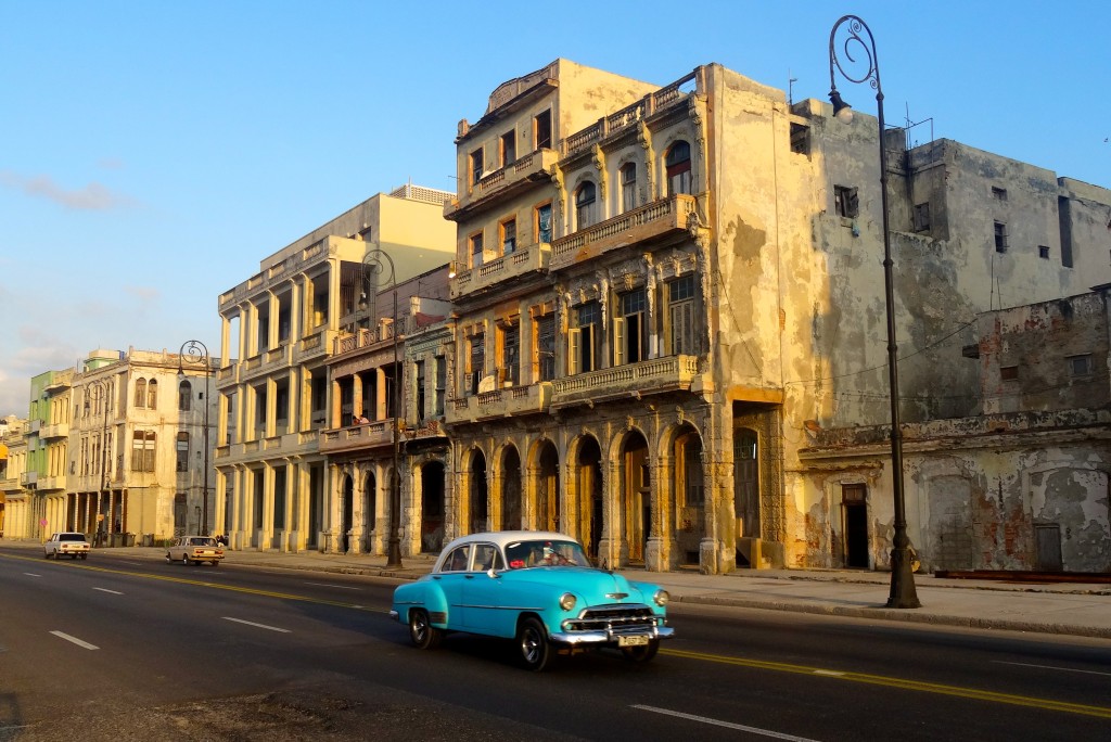 Gewohntes Bild am Malecón: Oldtimer vor morbidem Mauerwerk