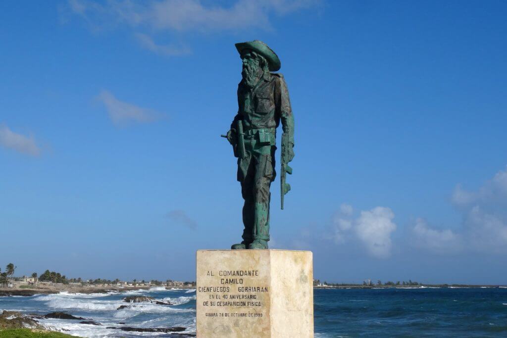 Denkmal zu Ehren von Camilo Cienfuegos an der Küste von Gibara