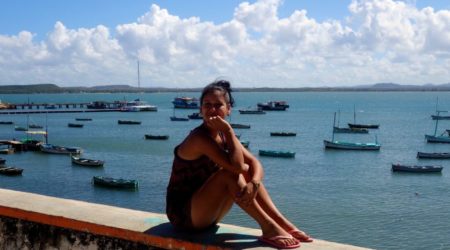 Gibara, Kuba, an der Küste mit Blick auf Meer und Fischerboote.