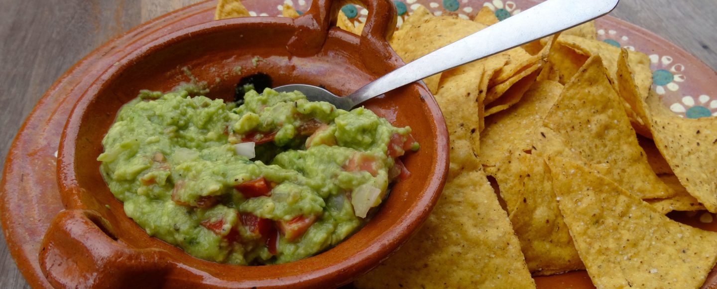 Essen und Trinken in Mexiko: Guacamole.
