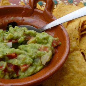 Essen und Trinken in Mexiko: Guacamole.