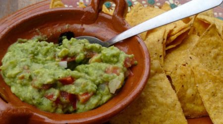 Essen und Trinken in Mexiko: Guacamole.