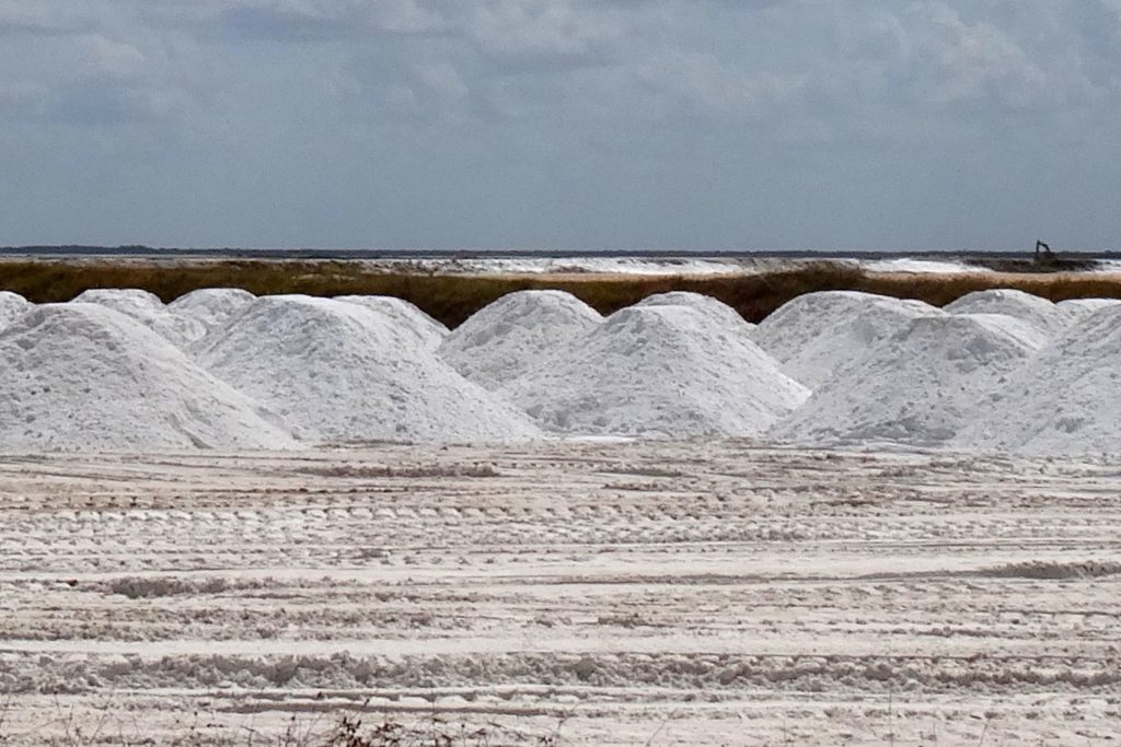 Schneeweiße Salzberge in Las Coloradas, Mexiko.