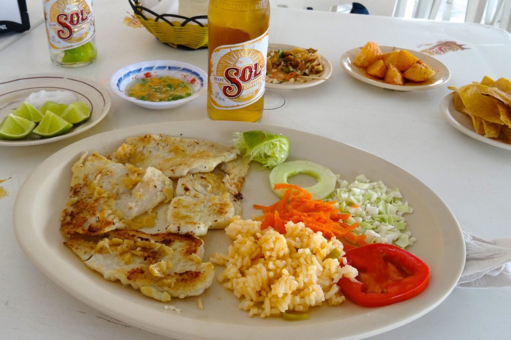Essen im Restaurant Las Gaviotas, Las Coloradas, Mexiko.