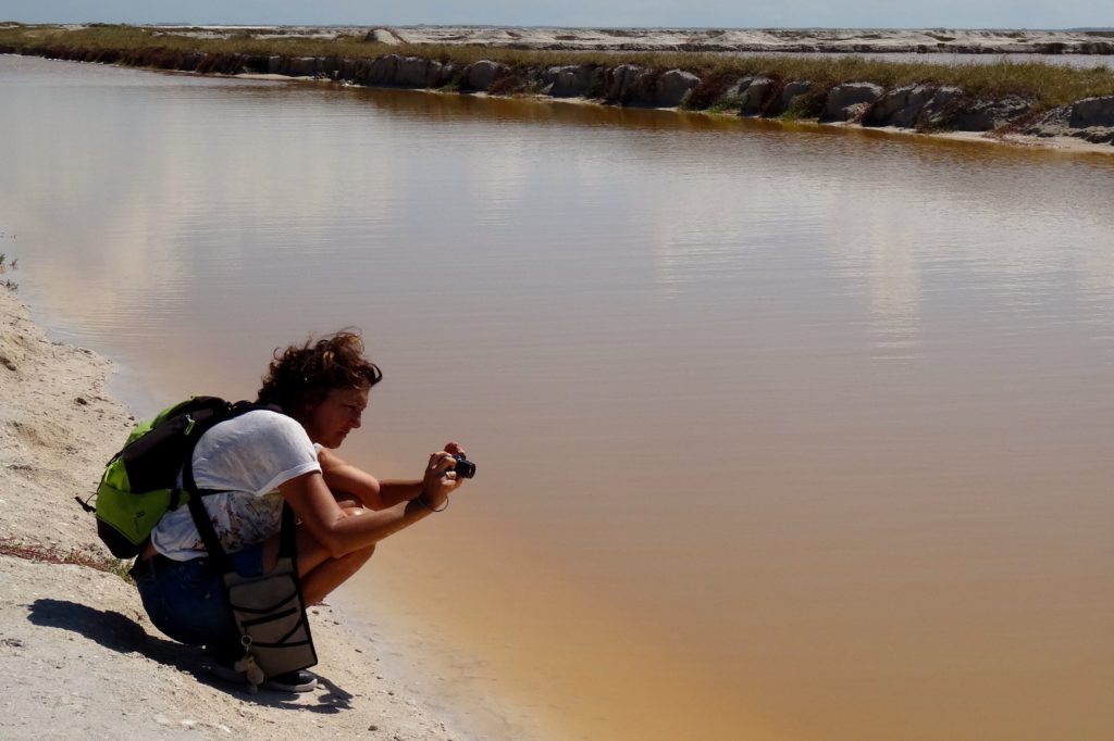 Bräunliche Farbe des Wassers in Las Coloradas, Mexiko.