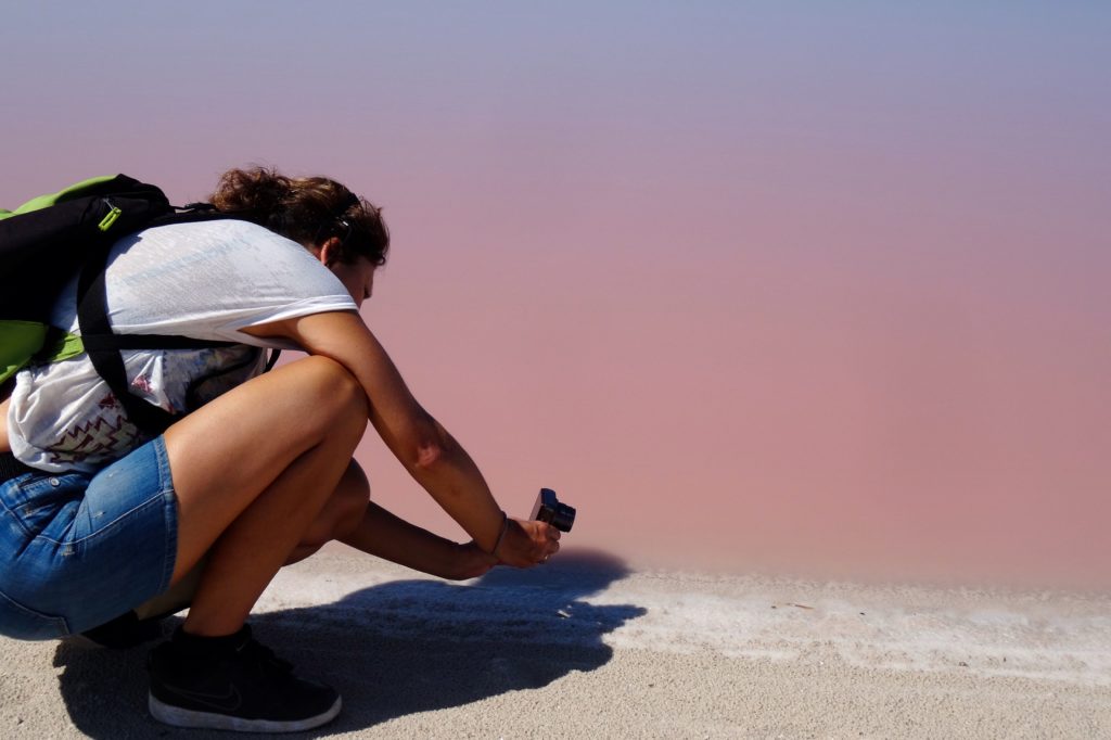 Pinkfarbenes Wasser, beliebtes Fotomotiv in Las Coloradas, Mexiko.