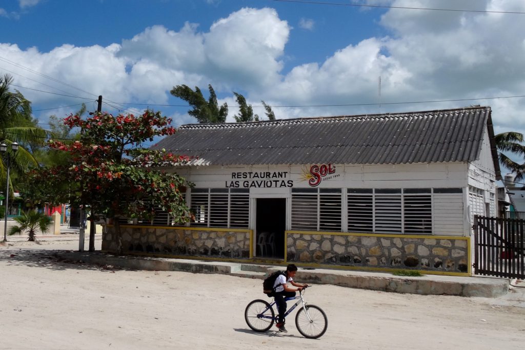 Blick auf das Restaurant Las Gaviotas in Las Coloradas, Yucatán.