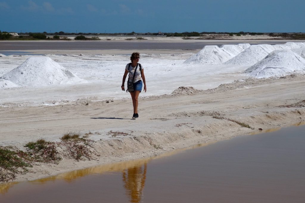 Unterwegs zwischen Salzbergen und bräunlichem Wasser in Las Coloradas, Yucatán.