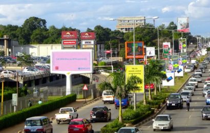 Blick auf eine der verkehrsreichen Straßen von Lusaka, Sambia.