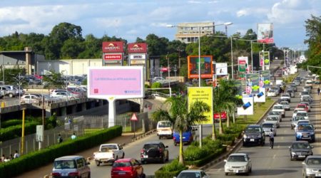 Blick auf eine der verkehrsreichen Straßen von Lusaka, Sambia.