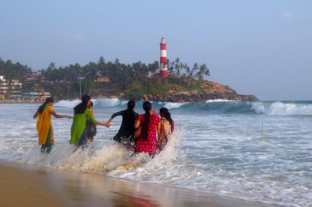 Frauen beim Baden am Kovalam Beach