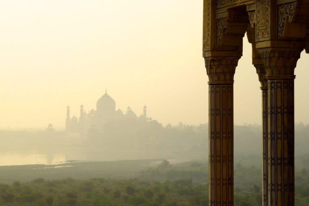 Taj Mahal am Morgen: Blick vom Roten Fort
