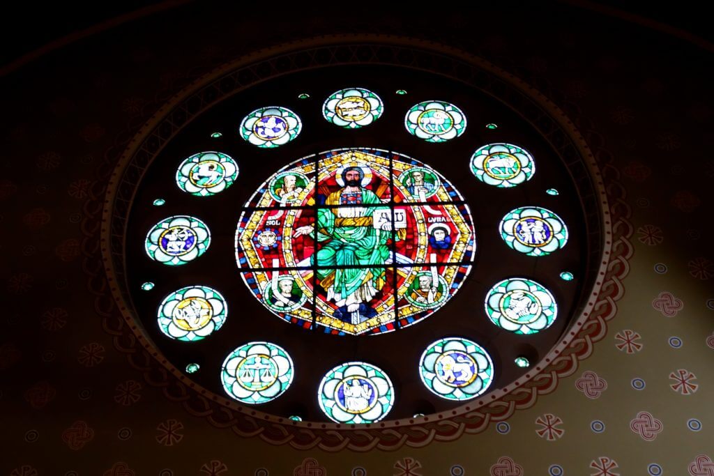 Sehenswürdigkeiten in Hannover, Fensterrose über dem Altar der Bethlehemkirche