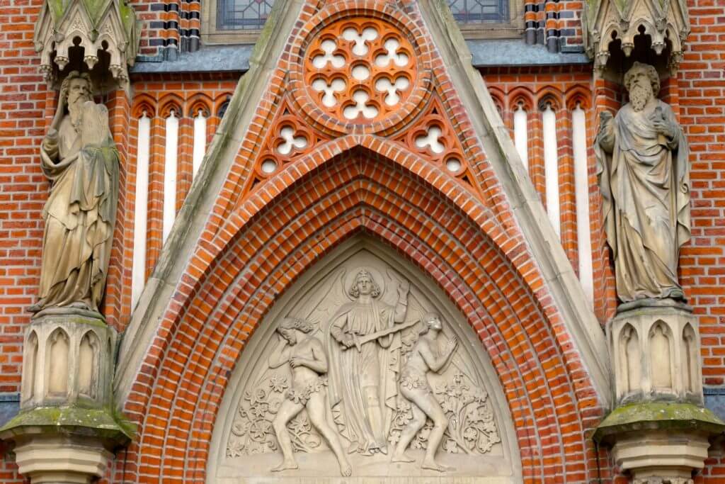 Christuskirche Hannover, Bild von Adam und Eva über dem Eingang