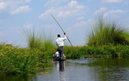 Mit Mokoro unterwegs im Okavango-Delta, Botswana.