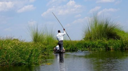 Mit Mokoro unterwegs im Okavango-Delta, Botswana.