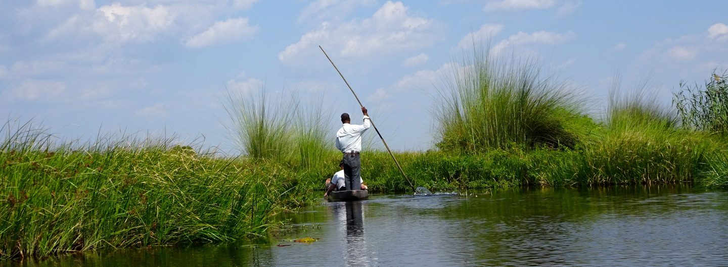 Mit Mokoro unterwegs im Okavango-Delta, Botswana.