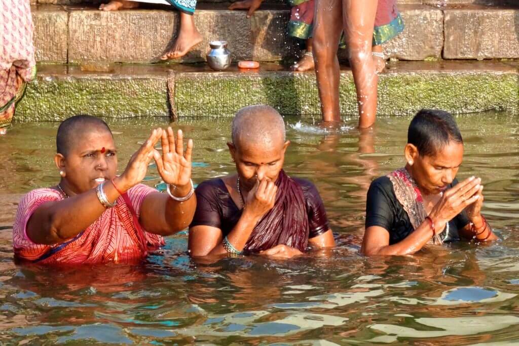 Morgendliches Ritual: Baden und Beten in Varanasi