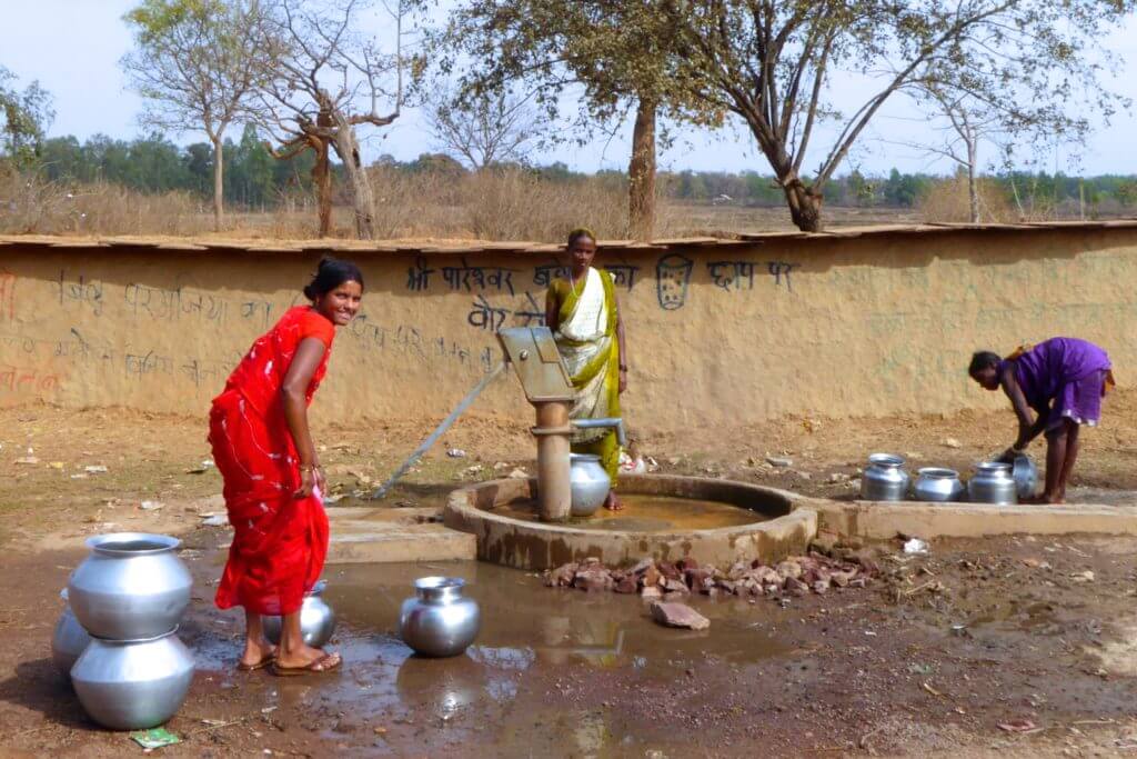 Kultur in Indien, Frauen am Brunnen in Chhattisgarh