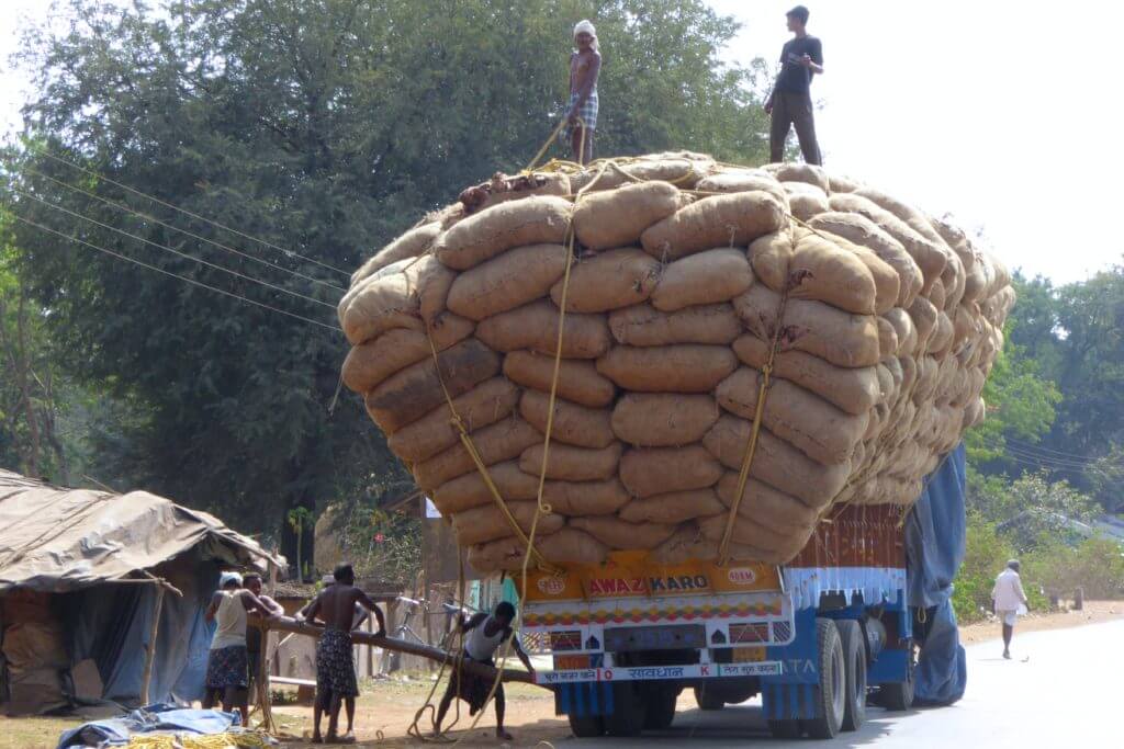 Kultur und Klischees in Indien: Vollbeladener LKW