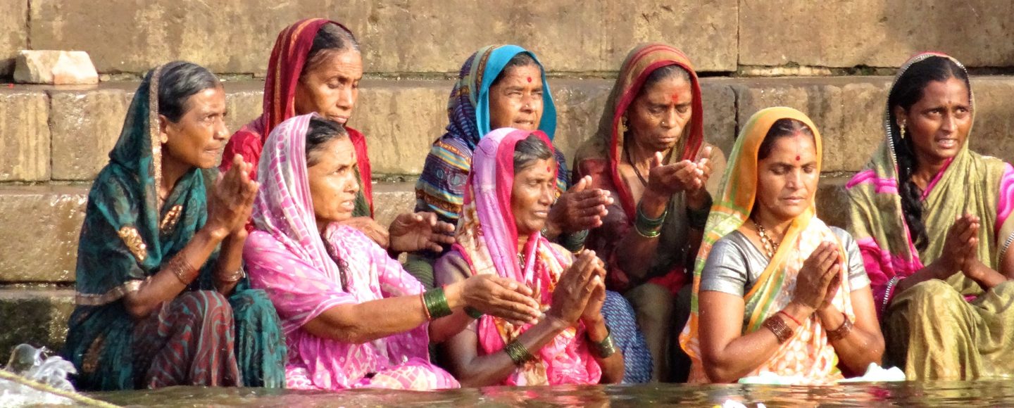 Varanasi. Inderinnen beim morgendlichen Gebet am Ganges.