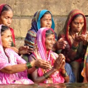 Varanasi. Inderinnen beim morgendlichen Gebet am Ganges.