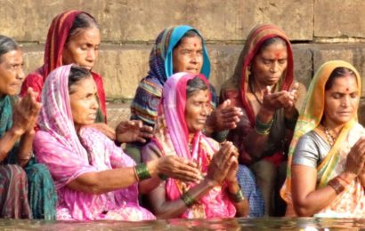 Varanasi. Inderinnen beim morgendlichen Gebet am Ganges.