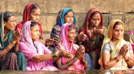 Varanasi. Inderinnen beim morgendlichen Gebet am Ganges.