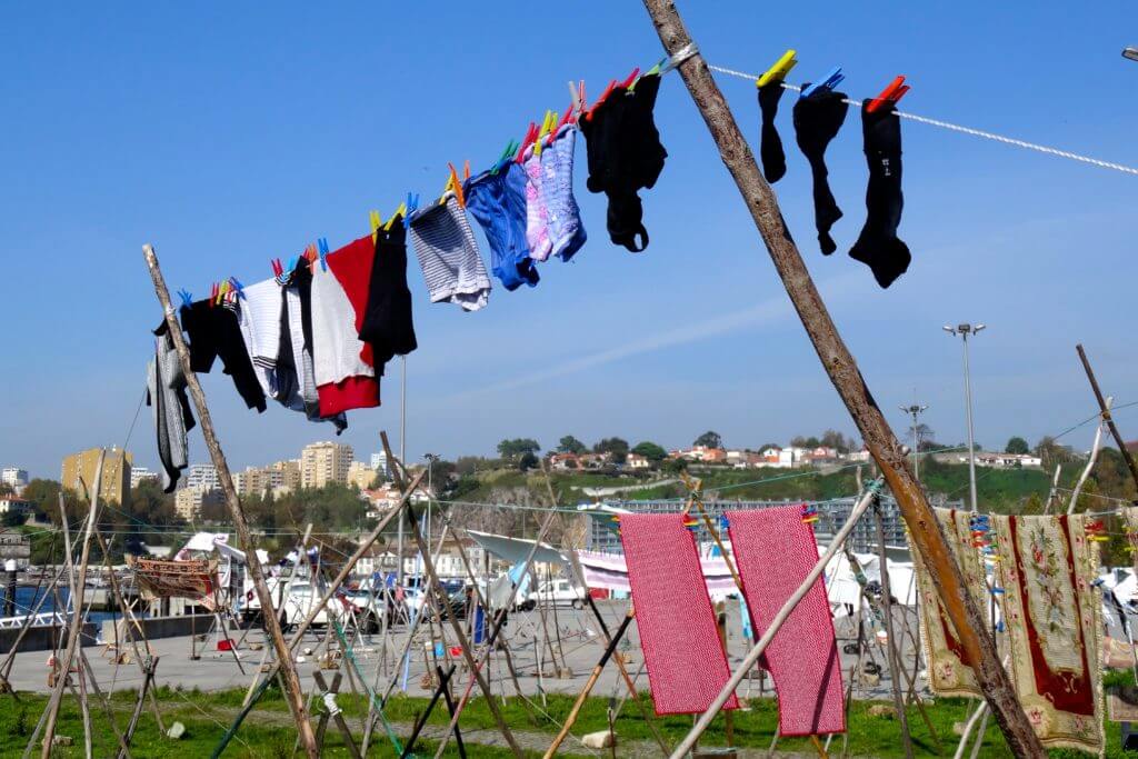 Impressionen aus dem Fischerdorf Afurada: Wäsche flattert im Wind
