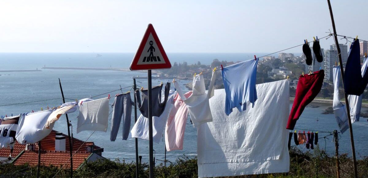 Wäsche flattert im Wind im Fischerdorf Afurada