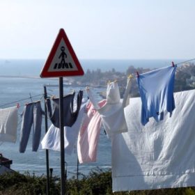 Wäsche flattert im Wind im Fischerdorf Afurada