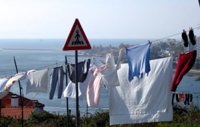 Wäsche flattert im Wind im Fischerdorf Afurada