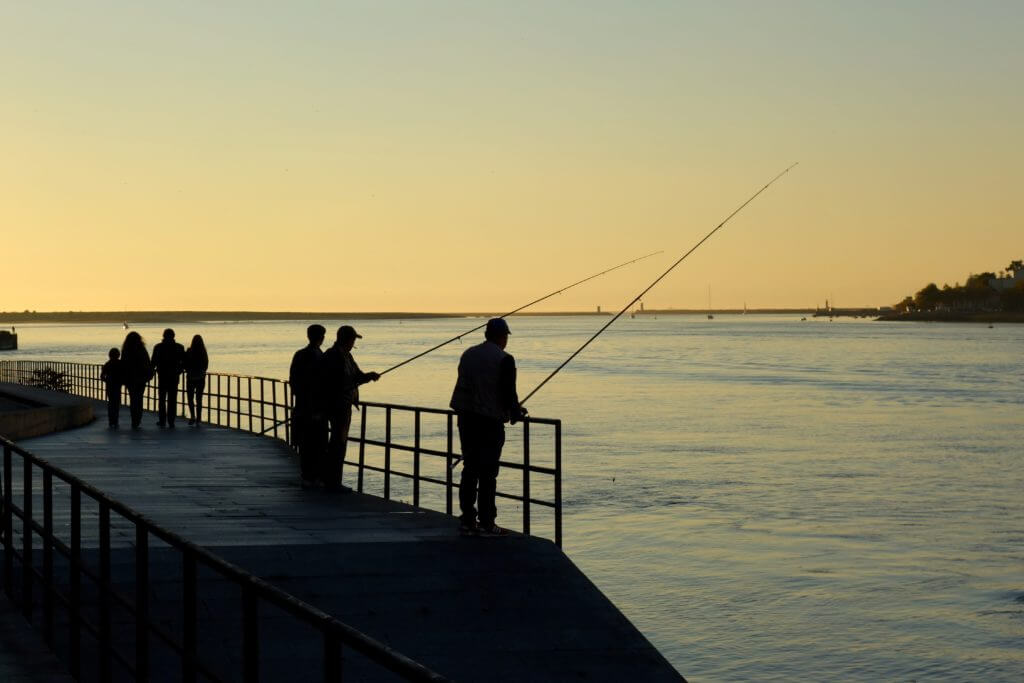 Von Porto nach Afurada: Angler am Ufer des Douro