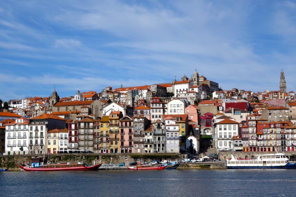 Portos Altstadt Ribeira von der anderen Seite des Douro