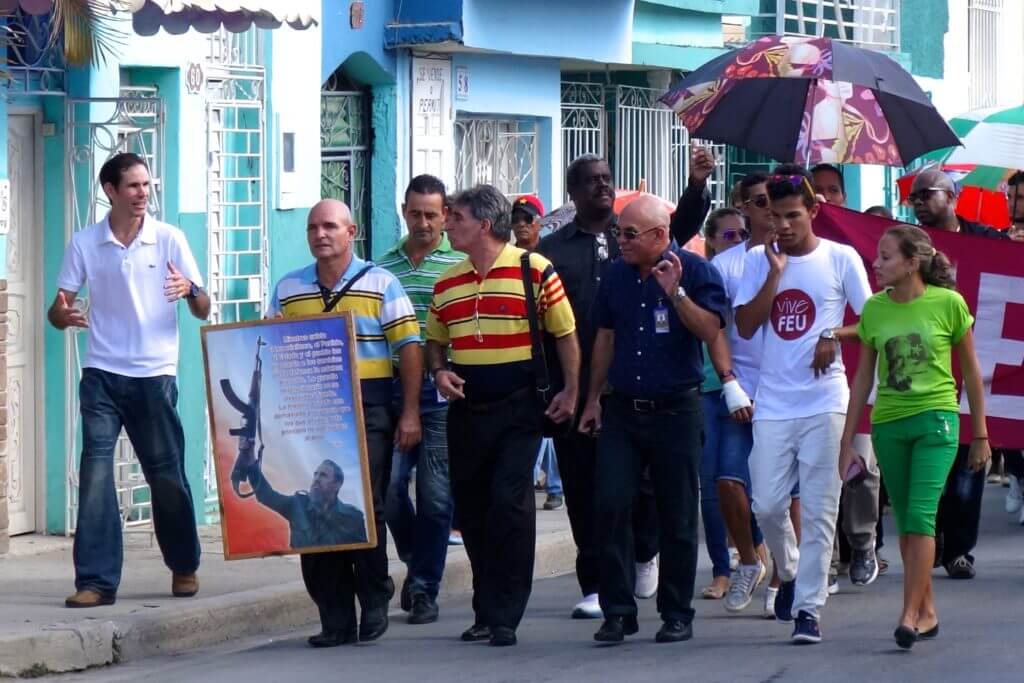 Auf dem Weg zur Trauerkundgebung für Fidel Castro in Holguín