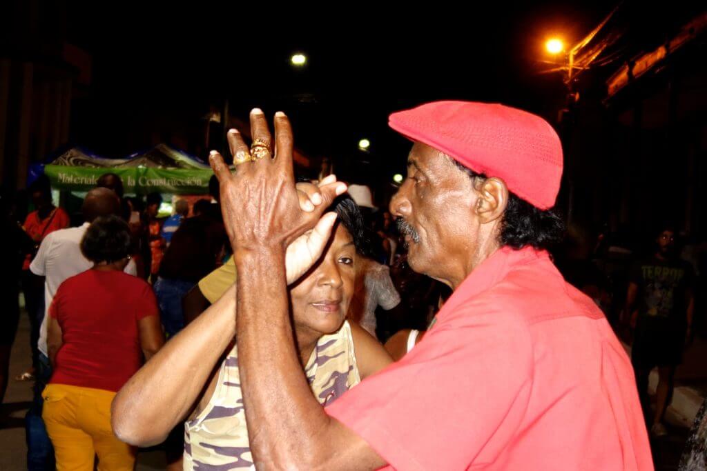 Älteres Paar beim Tanzen in der Noche Guantanamera