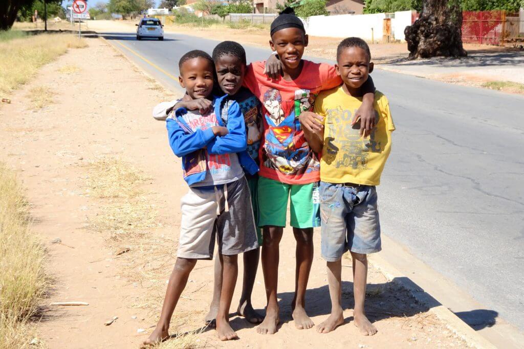 Jahresrückblick Reiseblog Groovy Planet, Kinder auf der Straße in Tsumeb, Namibia