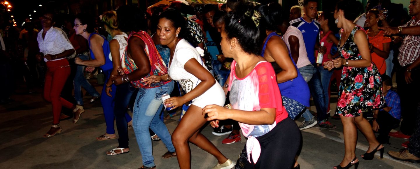 Noche Guantanamera. Feiernde Menschen.