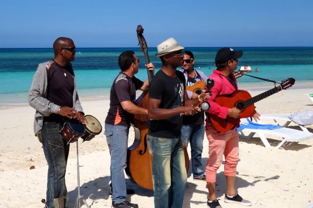 All-inclusive oder Casas Particulares in Guardalavaca? Musikanten an der Playa Guardalavaca